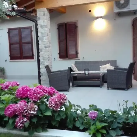 Apartment Casa Pergola 1 - Grande Per 6 Ospiti - Fronte Piscina, Parking *