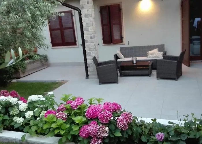 Апартаменты Casa Pergola 1 - Grande Per 6 Ospiti - Fronte Piscina, Parking Бардолино