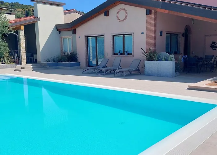 Casa Pergola 1 - Grande Per 6 Ospiti - Fronte Piscina, Parking *